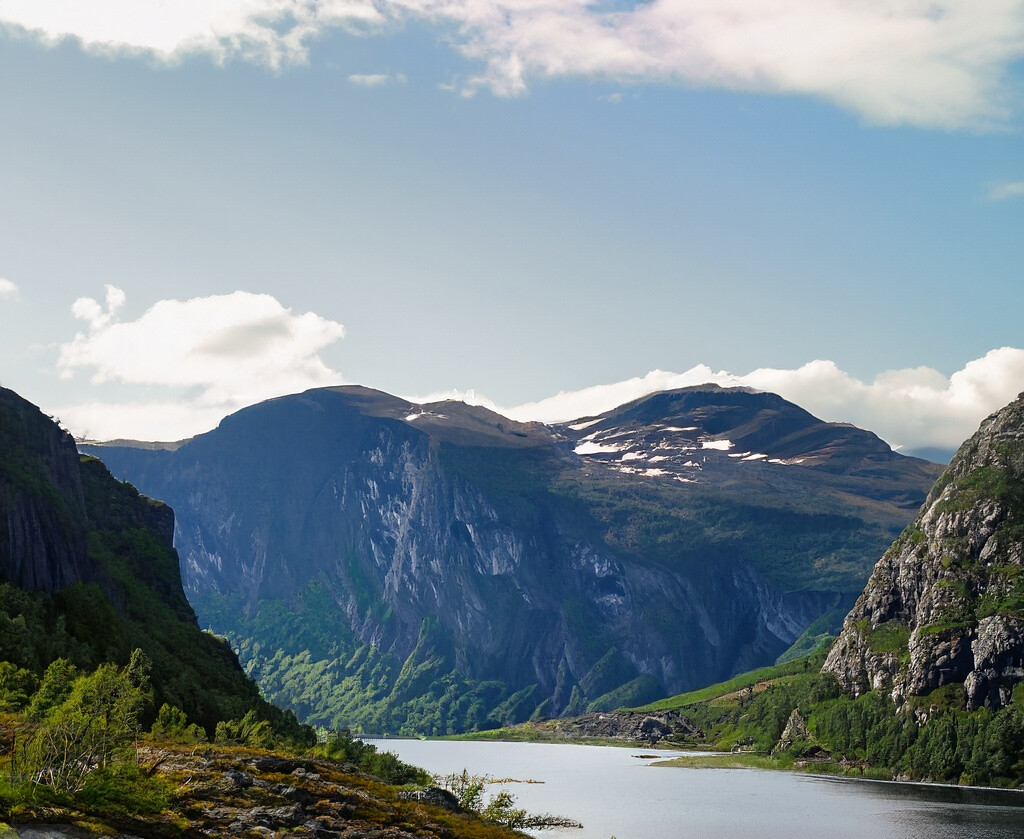 Fjellandskap med vann i Grenland